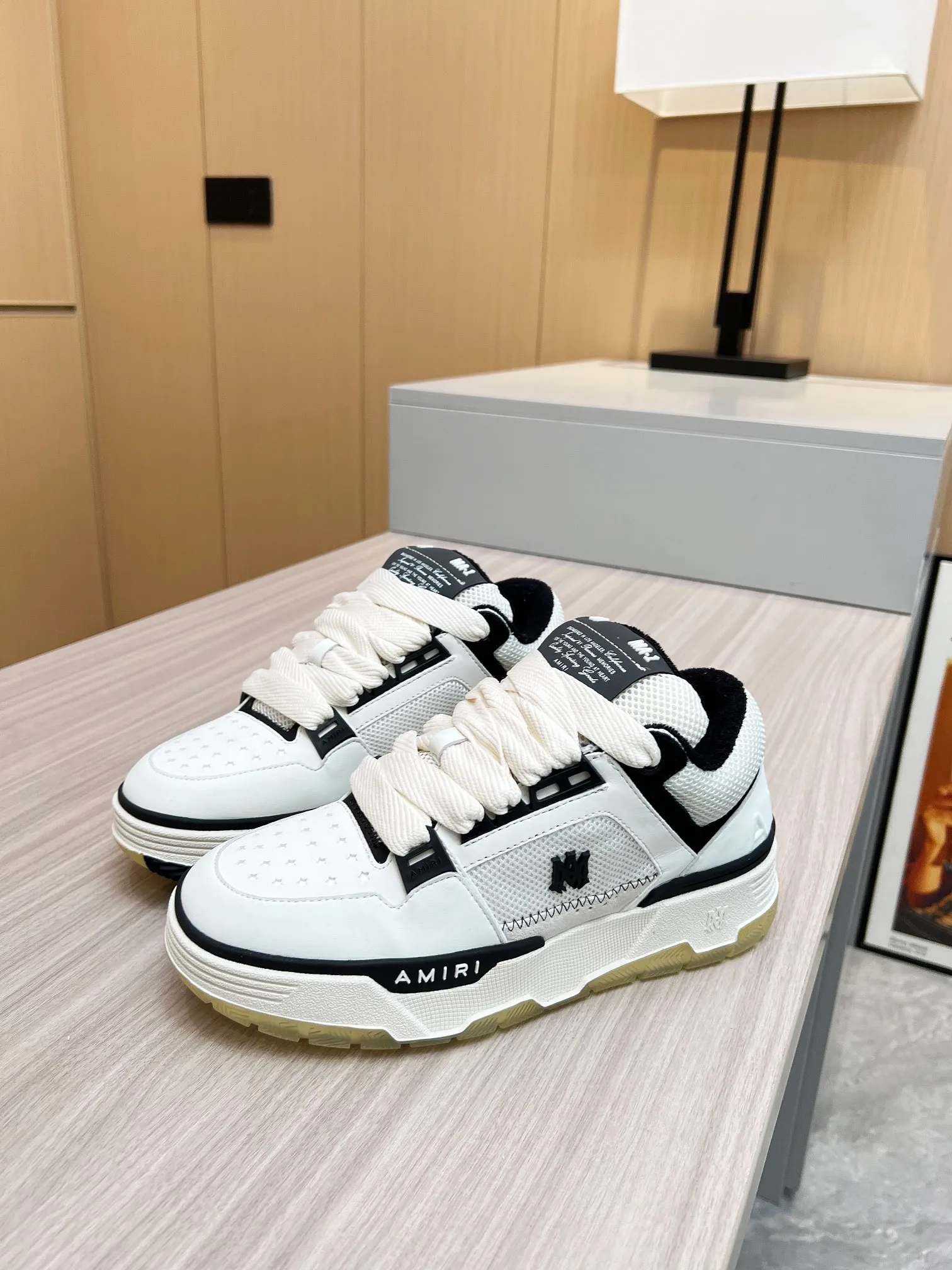 p620💰Men's shoes Amiri Emile's 2023 spring and summer new MA-1 bread shoes, couple models, casual sports shoes, sneakers Amiri gave up the rock punk style in the new season and used a large number of unsaturated colors, Morandi tones, whether you see or wear them, it will make people very happy. The large tongue of the bread shoes continues, shortens the length of the shoe body, thickens the midsole, and the toe part is more rounded. Amiri's brand letters and MA logo appear on the side of the shoe. Fabric: Original customized imported first-layer cowhide + mesh. Lining: Original customized breathable towel lining. Outsole. Foam combination material. Bottom thickness: 4CM. Size: Men's 39-45